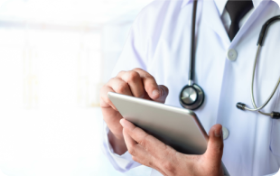 Professionnel de la santé examinant les données d'un patient sur une tablette