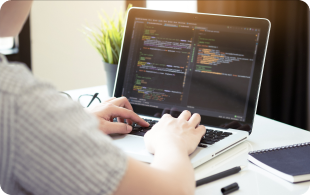 Professionnel de l’informatique travaillant sur le code, représentant des opérations de sauvegarde modernisées