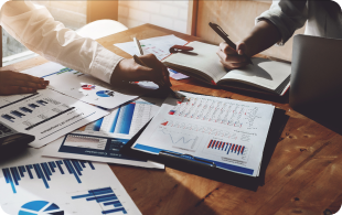 Examen des graphiques et rapports de performance par l’équipe des services financiers